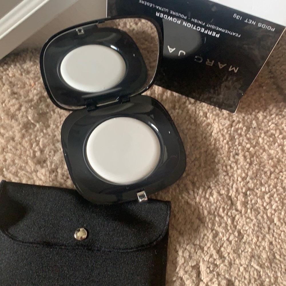 NWB Marc Jacobs Perfection Powder Featherweight- #100 limited